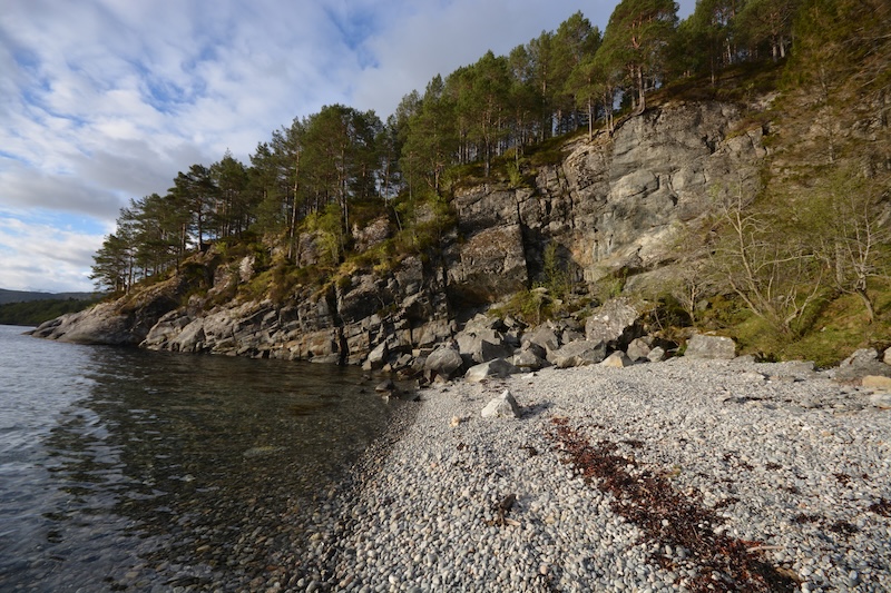 Strand vid klippor